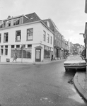 881373 Gezicht in de Twijnstraat te Utrecht, met links het pand Tolsteegbarrière 1.